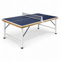 Tavolo da ping pong pieghevole in acciaio con superficie blu e struttura bianca 274x152.5x76 cm